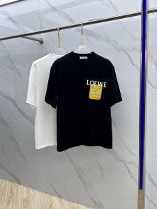 Loe*罗意威 2025Fw春夏新品圆领打底外穿T恤 立体感Logo微廓形半袖纯棉打底 手感面糯有骨感 柔而有韧性 工艺处理 韧性和抗皱性能得到大幅度提高 微廓