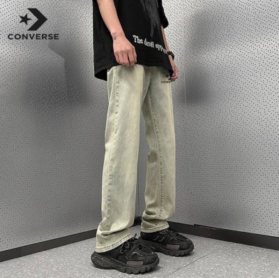爆火秋季新款匡威印花水洗牛仔裤！重塑复古风 此牛仔将经典风格与现代感得设计语言相融合，这款休闲牛仔很好穿得哦！面料舒适透气 干净有型,宽松版型是这条裤子得灵魂所