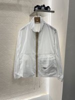 prad*2025新品上架 翻领抽绳防晒外套 定制Yb进口防晒材质 质感光泽 舒适有型 防晒冲锋外套 撞色拉链细节帅气十足 尽显时髦格调穿搭 腰间廓形划分上下比