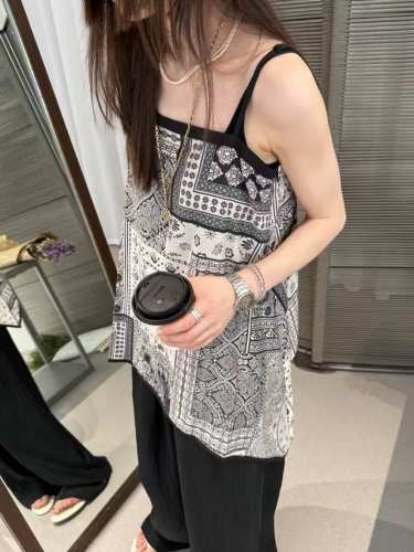 复古风图腾印花吊带背心 平领吊带设计 打造 天鹅颈 领深恰到好处 自然服帖 油画级印花表现力 像把艺术画穿身上 出街自带电影滤镜 把小众设计感和实穿性狠狠拿捏