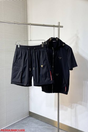 L608 paprada2025春夏运动，将机能风与时尚完美融合。短袖连帽，利落的拉链搭配个性金属扣饰口袋，酷感十足。同色系，多口袋设计兼具实用与造型感，品牌三