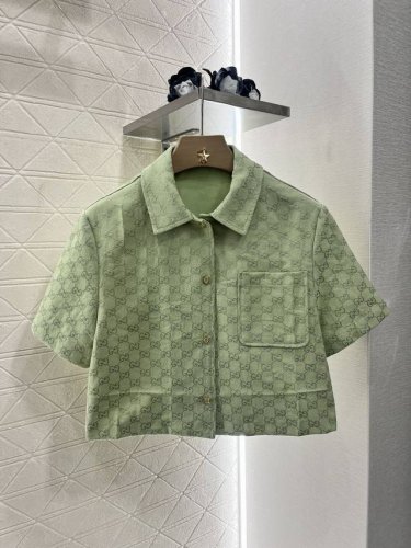 Gucc*2025新品上架 提花衬衫外套半裙套装 定制Yb进口提花材质 质感高级 穿搭有型 翻领短袖外套半裙套装 通体浅卡其系双G字母提花元素 翻领短款配合胸前