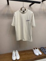 Balenciaga，Ba 反转可乐圆领短袖 发售色系：米黄、炭灰 原,200购买；复古平纹针织面料、经典可乐刺绣工艺、反转缝制成衣、破洞做旧效果、全套辅料配备