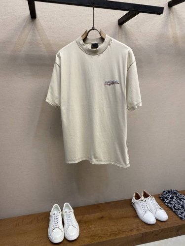Balenciaga，Ba 反转可乐圆领短袖 发售色系：米黄、炭灰 原,200购买；复古平纹针织面料、经典可乐刺绣工艺、反转缝制成衣、破洞做旧效果、全套辅料配备