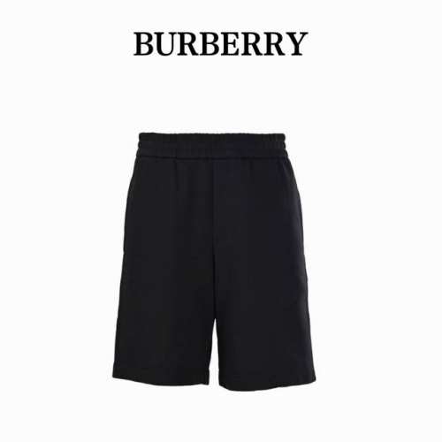 Burberry巴宝莉Bbr 格纹棉后口袋贴花短裤 选用轻盈的翻面绒棉质面料，以棉纤维为主要原料，正面是光滑的棉质表面，另一面经过起绒处理，形成细腻的绒毛表面，