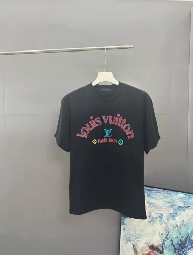 louis Vuitton路易威登2025春夏经典印花圆领短袖T恤采用280克双纱精棉 衣服偏厚使整体高透气和柔软性 高版本 三标齐全 男女同款 颜色 白色 黑