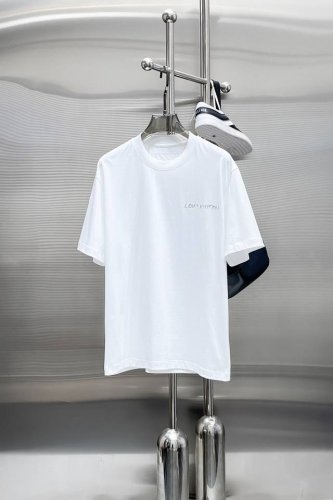 LV* 顶级货品2025春夏新款首发专柜最新款短袖圆领T恤 高端订制 设计前卫时尚！品牌Logo重工艺设计 高端定制260克面料.手感柔软.穿着舒适.专柜级别精