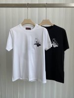 Gu&Ci 25春夏新品正面及背面饰品牌字母&冲浪者印花印花标识T恤 呈献以焕新图案精彩缀饰的针织单品 正面及背面巧妙融入冲浪者印花更添魅力 定制80支双股丝光