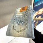 Miumiu、2025新品男士复古丹宁时尚牛仔裤，它采用的是传统的技法制作牛仔系列，产出的牛仔也都是顶级的工艺品！水环保天然原料
