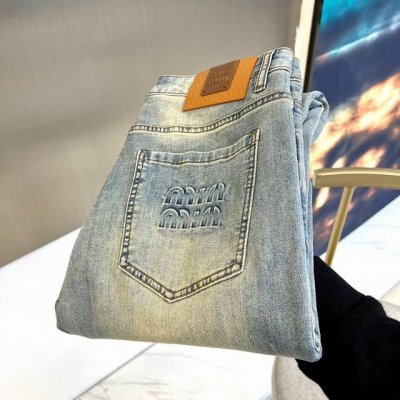 Miumiu、2025新品男士复古丹宁时尚牛仔裤，它采用的是传统的技法制作牛仔系列，产出的牛仔也都是顶级的工艺品！水环保天然原料