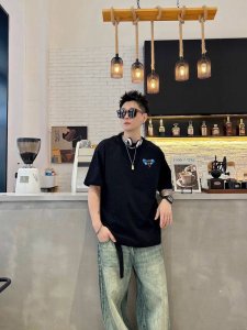 迪奥 新款字母印花双层重工短袖T桖 字母图案不管是T桖还是卫衣都是每年的爆款单品 前幅大面积印花采用大康丽数码印花机直喷 成本极高 经过多次的调试打版图案色差还