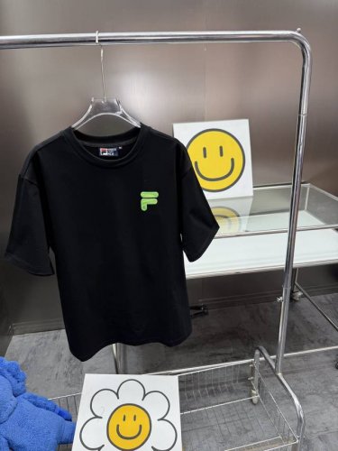 Fila Fusion斐乐潮牌情侣款短袖衫宽松纯棉T恤，男女同款 熟悉的爆款配方！斐乐今年你必备的一款单品！ 上身超级显瘦百搭的一款短袖T恤衫！ 纯捡漏！！ 纯