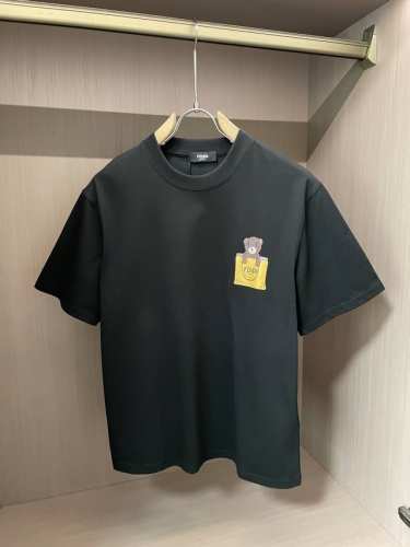 fd 2025新款 圆领 短袖 T恤 高端版本！专柜定制面料 透气舒适度高，细节无可挑剔，品牌元素设计理念，体现高品质。手感细腻柔软！呈现休闲裁剪，上身版型超赞