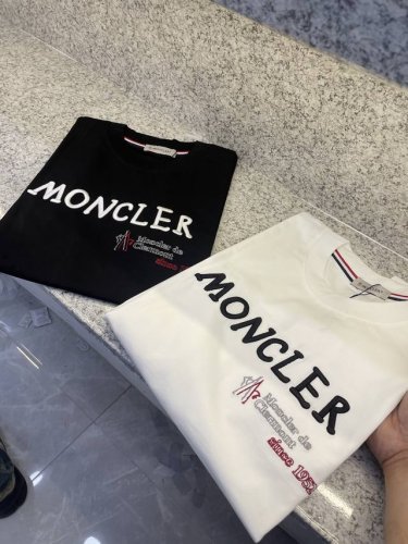 mc盟扣莱25 Sst新品春夏首发专柜 品相完美 最新款短袖圆领T恤高端订制 设计前卫时尚！品牌Logo重工艺设计高端定制长绒欧棉180克面料手感柔软.穿着舒适