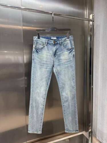 蒙口 原单牛仔裤 2025新品，原版牛仔裤 原版重工打造，品牌经典Logo设计，三标齐全！原版五金辅料。专柜定制牛仔面料，完全对版专柜，欢迎专柜试穿后再购买，好