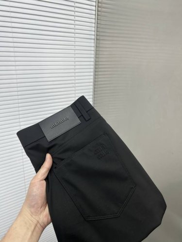 Miu Miu缪缪 2025Ss新款原单爆款休闲裤西裤 超级定制款 原版五金 超级重工工艺 版型超赞，细节做工无可挑剔！款式不挑人，做工高档，超强好货不等人，看