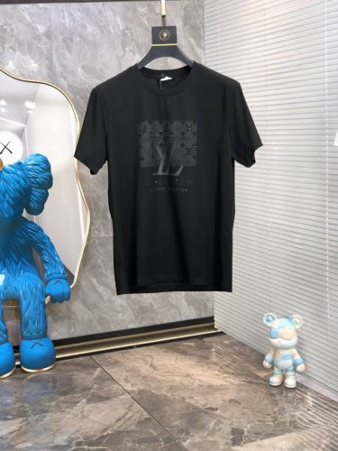 lv。2025春夏新品时尚圆领短袖高级定制百搭款式！更有实用感 任何人都可以轻松驾驭 采用双丝光面料制作，奢华经典品牌Logo设计，G非常显档次懂货的必须入！版