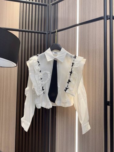 mm62025新版浪漫蕾丝拼接衬衫精致蕾丝×优雅压褶，演绎温柔细节荷叶边假领设计，增添甜美气质长袖版型修饰手臂线条随性慵懒又显瘦百搭四个色Sml