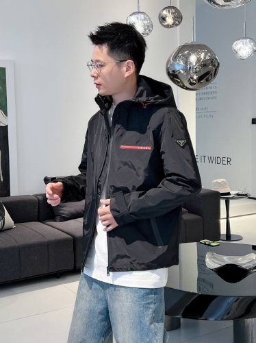 普拉达 官网同款，三标齐全，提前发售 2025ss春季新款男士夹克外套， 原单三标齐全高端版本 专柜定制面料 透气舒适度高，细节无可挑剔，品牌元素设计理念，体现