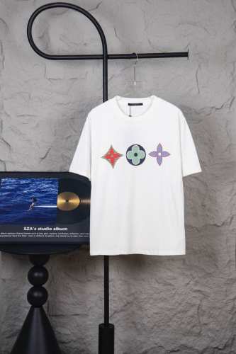 款号 M133 Louisvuitton 路易威登24Ss经典老花三花图案印花短袖 今年20Ss系列大量运用到花卉元素与马卡龙色系 搭配更为年轻化风格 前幅丝网