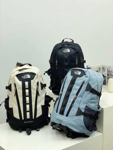 高版本品质 北面新款男女情侣同款双肩包 背包 专柜最新款同步发售北面三色双肩包 全刺绣Logo标志 肩带有插抠 可防止脱落 ，五金定制拉链头 带有北面Logo，