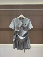 pss 夏款 Re'van休闲甜美套装 原版开发 标志性Logo字母印花很吸睛 上衣侧边不规则开叉设计 造型感拉满 独特的设计风格增添了造型层次感 采用柔软舒适