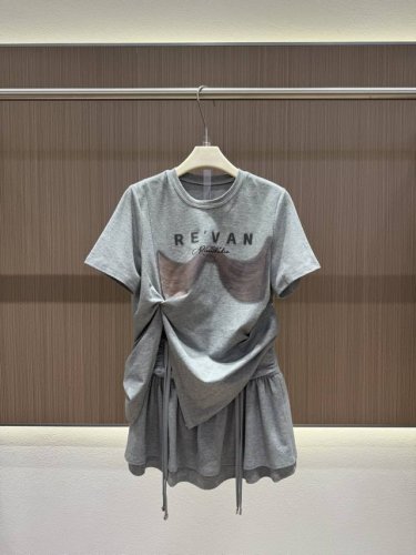 pss 夏款 Re'van休闲甜美套装 原版开发 标志性Logo字母印花很吸睛 上衣侧边不规则开叉设计 造型感拉满 独特的设计风格增添了造型层次感 采用柔软舒适