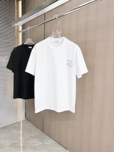 Dior 迪奥2025春夏新款 圆领短袖 拱桥中空绣单针绣 细节满满 采用高克重320克双纱精梳棉面料 微宽松版型 面料手感柔软厚实 男女同款 颜色：黑 白 码