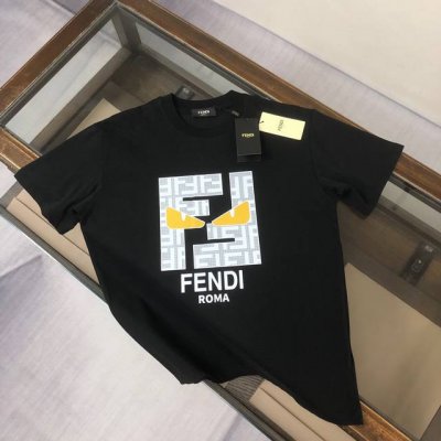 fendi 芬迪 最新款情侣款圆领短袖 情侣T恤 春夏新品 高品质 时尚百搭潮款 定制进口面料 穿着舒适 透气 时尚不失个性 上身休闲随性 帅气有型 彰显大牌气