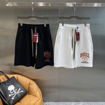 古家 gucci黑色短裤 夏日潮流酷炫之选 经典黑色作为底色 搭配上红绿相间的抽绳 极具品牌辨识度 裤身一侧 Gucci 的字样和独特的图案 潮流又酷炫 完美展