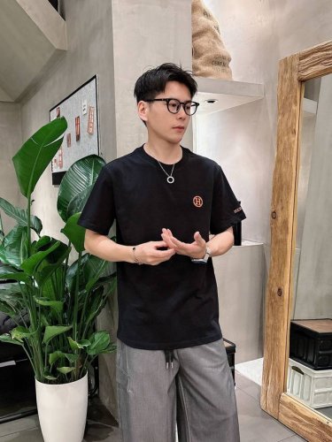 爱马仕25Ss春夏新款首发专柜最新款短袖圆领T恤 高端订制 设计前卫时尚！品牌Logo重工艺设计 高端定制240克面料.手感柔软.穿着舒适.专柜级别精致车线.
