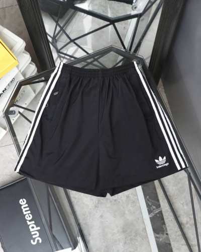 顶级版本 巴黎世家联名Adidas三叶草刺绣短裤 Ins爆款 宽松版型 手感柔软顺滑亲肤舒适 定制原版面料 质感细节都做到了极致 ！ 高定系列 区别市场通货 颜