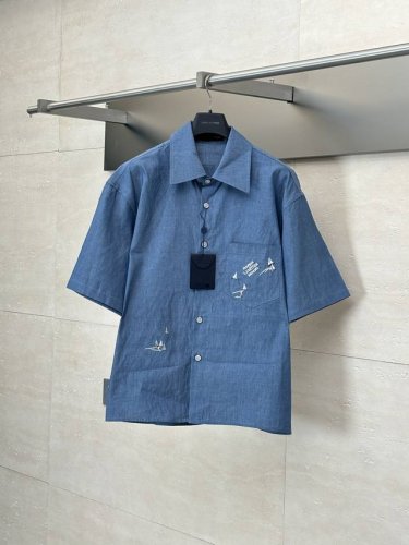 lv* 路易 25Ss新款刺绣帆船牛仔布衬衫 这款牛仔布衬衫饰以Lv Regatta 图案。胸袋饰有标志性的Marque L. Vuitton DéPoséE标