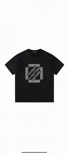 款号T03 Lv 短袖T恤 男女同款 -采用原版280G100%纯棉面料 柔软舒适 螺纹同缸定染零色差 独家品质区别通货 欢迎对比 -颜色： 黑色 -码数：Xs