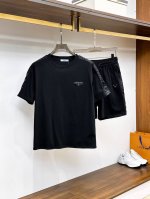 直 品牌 Prada普拉达 2025圆领短袖短裤套装 纯棉面料上身不会闷热，爽滑舒适的亲肤效果更加透气，面料自带肌理感 经典徽标工艺 独有的角度全新演绎 时尚百