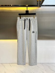 Gucc古驰、25S春夏新款休闲直筒运动卫裤，一件百搭卫裤，简约又有腔调 整条休闲裤的设计风格简洁时尚，中克重棉质加厚运动裤，面料也很重磅100%纯棉成分的，厚