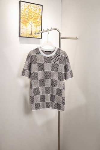款号：Y146 Louis Vuitton 路易威登提花款 采用新疆棉32支精梳棉 独特得提花凹凸鲜明 真的特别棒 随便搭什么都时尚感倍佳 做工细节方面与官网1