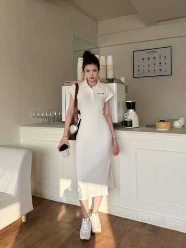 miumiu缪缪字母小帆船刺绣褶皱收腰翻领短袖开叉连衣裙 款号：2567 5200 颜色：黑色 白色 尺码：Sml S码80-95斤 M码95- 斤 L码 -1