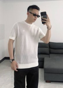 prada 普拉达2025新款三角标镂空网眼针织T恤 延续prada对材质与结构的极致追求 这款针织短袖采用透气网眼设计 营造轻盈凉感的穿着体验 整件采用高密针