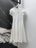 vltn 25Ss 春夏新品立体玫瑰花装饰短袖连衣裙 两侧立体手工大花朵装饰设计 收腰伞状大裙摆包容性非常好 轻松穿出少女甜美风 复古优雅精巧别致的裙子 白富美