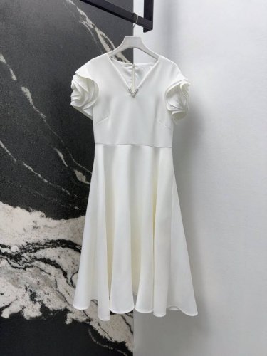 vltn 25Ss 春夏新品立体玫瑰花装饰短袖连衣裙 两侧立体手工大花朵装饰设计 收腰伞状大裙摆包容性非常好 轻松穿出少女甜美风 复古优雅精巧别致的裙子 白富美