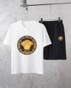 范思哲 独家专供新款潮男时尚圆领短袖短裤套装 潮流时尚休闲短袖套装 透气舒适度高 细节无可挑剔 品牌元素设计理念 体现高品质 呈现休闲裁剪 上身版型超赞 材质