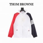 thom Browne 经典双色拼色防晒衣 投足间尽显风采英姿，这种淡雅的极简风格更加能够体现出此款的规格跟档次感，三标齐全，配置顶级尼龙材质打造，透气性，规格