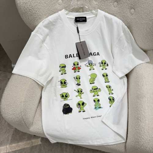 Balenciaga巴黎世家 25Ss夏季巴黎260克短T 一个数字绘制的可爱绿色外星人角色 表情开心 穿着黑色忍者服装 手里拿着一朵小花 角色背景为白色 顶部