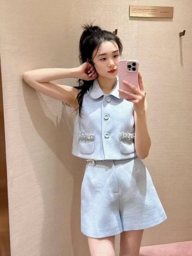 Jor*A 25Ss春夏限定新款 天蓝色羊毛混纺粗花呢外套短裤套装丨独家高版出品！这款外套彰显优雅气质与摩登风范采用羊毛混纺粗花呢精心制作，饰以天蓝色提花图案，