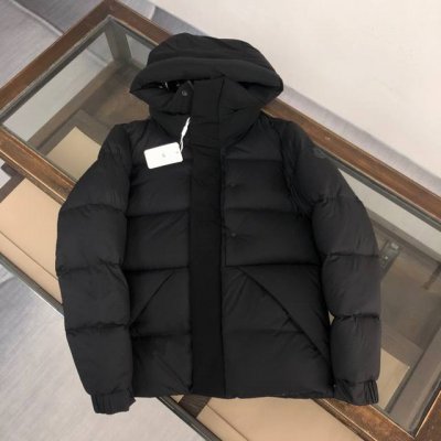 moncler 蒙口 黑武士 法国限量男士外套羽绒衣服！ 连帽夹克羽绒服！时尚保暖羽绒外套！秋冬限量必入保暖时尚休闲羽绒服！ 衬里100%聚酰胺 不跑绒；填充羽