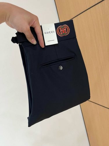 gucci古奇 休闲裤 西裤2025Ss春夏新款 高级定制裤子专用面料 定制原版五金 重工工艺打造 车工走线精细 定制面料 柔软舒适 质感显著 辅料精美 上身效