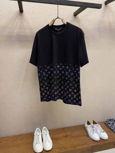 lv路易家本款棉质立体渐变色彩钻纯棉半袖T恤 洗涤方式：建议干洗或包裹洗衣袋反面单独冷水快速机洗自然晾干！ 尺码：S-Xl 颜色；黑色，白色