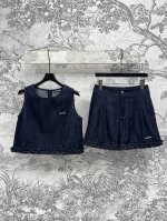 miu 25春夏新款 短款背心上衣+木耳边短裤 深蓝色牛仔套装 短款圆领版型带有一丝小性感 又时髦拉长身材比例 木耳边拼接 时尚又有气质 整体上身甜酷又优雅 夏