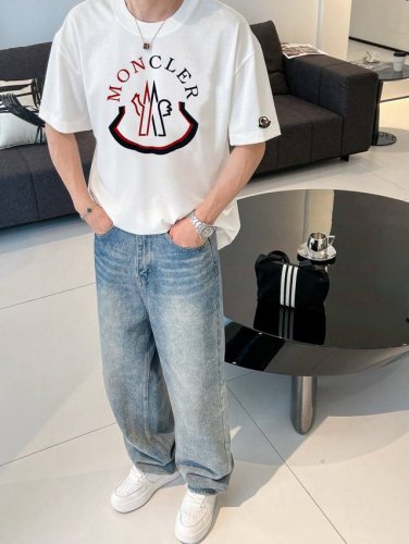 蒙家 2025春夏新款首发专柜最新款短袖圆领T恤 高端订制 设计前卫时尚！品牌Logo重工艺设计 高端定制面料.手感柔软.穿着舒适.专柜级别精致车线.做工精细.